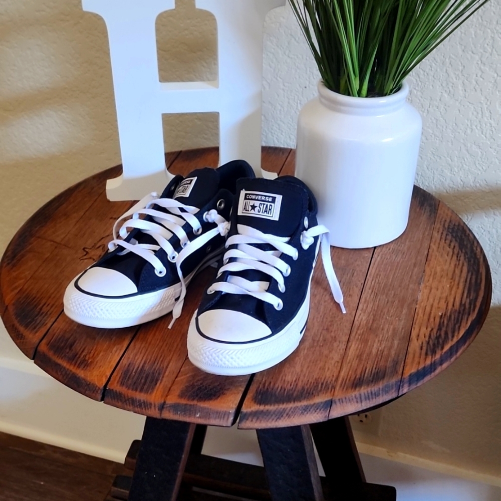 Size 8 womens converse shoes